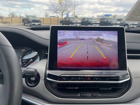 Used 2025 Jeep Compass Limited image 19