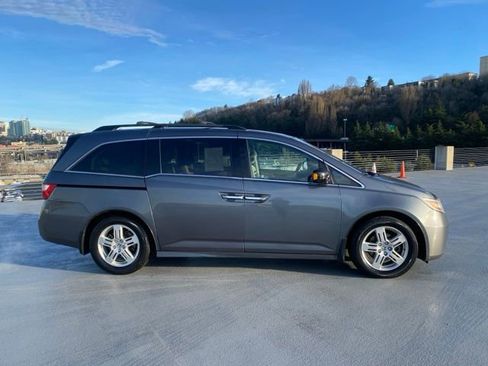 Used 2011 Honda Odyssey Touring image 2