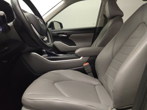 Used 2022 Toyota Highlander XLE FWD image 17