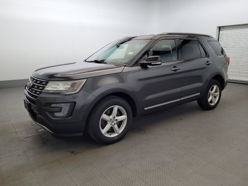 Used 2016 Ford Explorer XLT w/ Equipment Group 202A AWD/4WD image 2