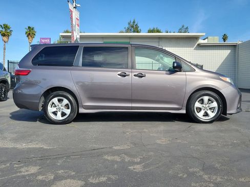 Used 2020 Toyota Sienna L w/ Carpet Mat Package FWD image 29