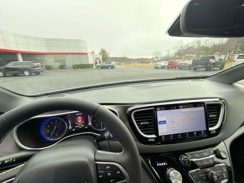 Used 2025 Chrysler Voyager LX FWD image 10