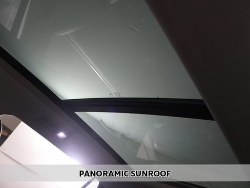 Used 2022 Volkswagen Tiguan SE w/ Panoramic Sunroof Package image 3