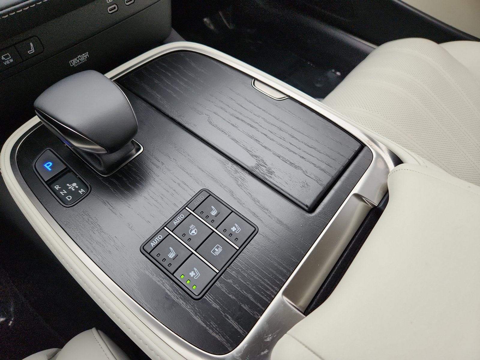 Used 2023 Lexus LS 500h AWD w/ Luxury Package image 15