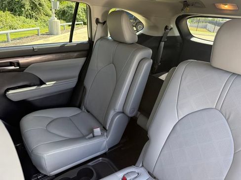 Used 2024 Toyota Highlander Platinum FWD image 34