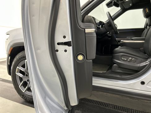 Used 2023 Rivian R1S Adventure image 32