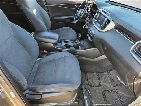 Used 2017 Kia Sorento LX w/ LX Convenience Package image 18