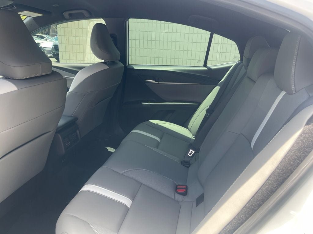 Used 2025 Toyota Camry SE FWD image 13
