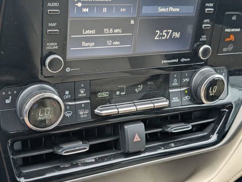 Used 2022 Toyota Highlander XLE FWD image 22