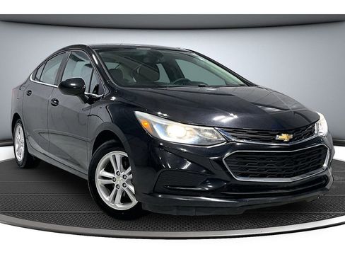 Used 2018 Chevrolet Cruze LT w/ Convenience Package image 2