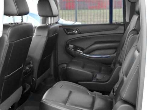 Used 2020 Chevrolet Suburban LT image 28
