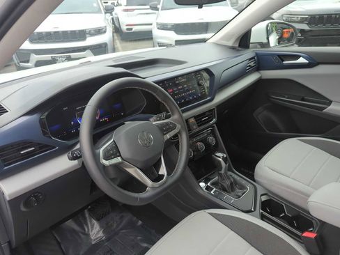 Used 2023 Volkswagen Taos SE w/ Panoramic Sunroof Package FWD image 12
