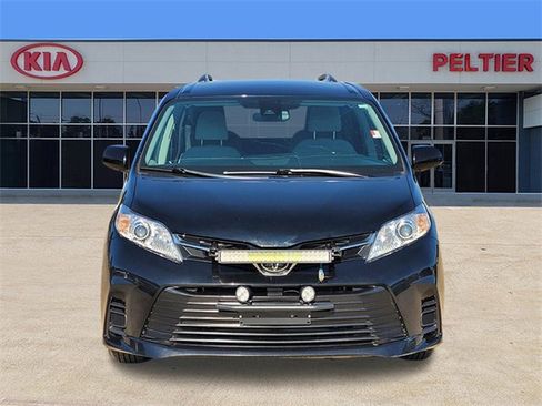 Used 2020 Toyota Sienna LE w/ LE Preferred Package image 2