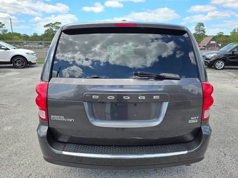 Used 2017 Dodge Grand Caravan SXT image 3