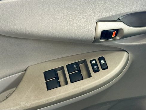 Used 2012 Toyota Corolla LE FWD image 17