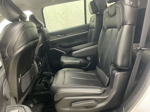 Used 2023 Jeep Grand Cherokee L Limited w/ Black Appearance Package image 17