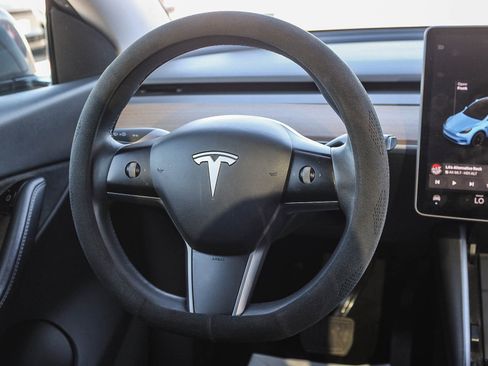 Used 2021 Tesla Model Y Long Range image 16