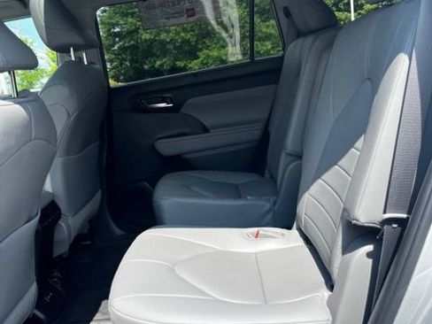 Certified 2024 Toyota Highlander XLE AWD/4WD image 12