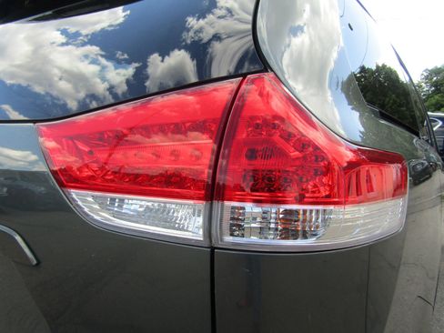 Used 2013 Toyota Sienna LE w/ Towing Pkg FWD image 10