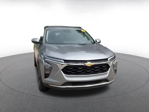 Used 2025 Chevrolet Trax LT FWD image 3