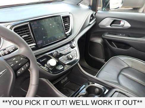 Used 2025 Chrysler Pacifica Limited FWD image 21