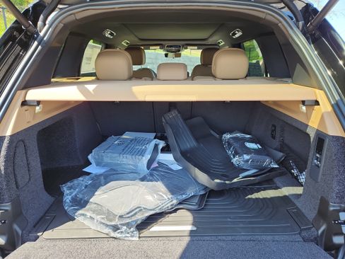 New 2025 Land Rover Range Rover SE image 13