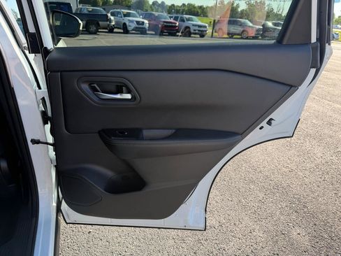 Used 2025 Nissan Rogue SV FWD image 19