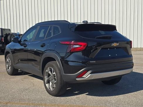 Used 2025 Chevrolet Trax LT FWD image 3