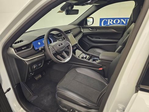 New 2025 Jeep Grand Cherokee Altitude image 11