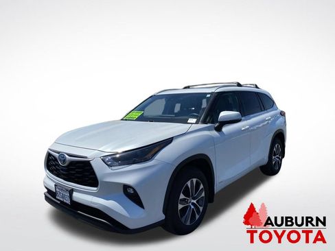 Used 2022 Toyota Highlander XLE AWD/4WD image 3