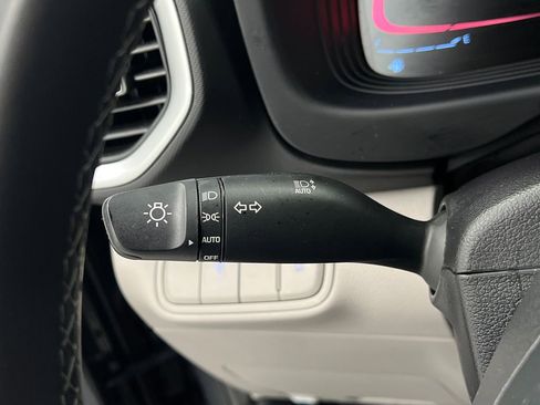 Used 2025 Hyundai Venue SEL FWD image 42