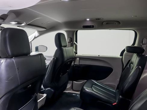 Used 2023 Chrysler Pacifica Touring-L FWD image 11