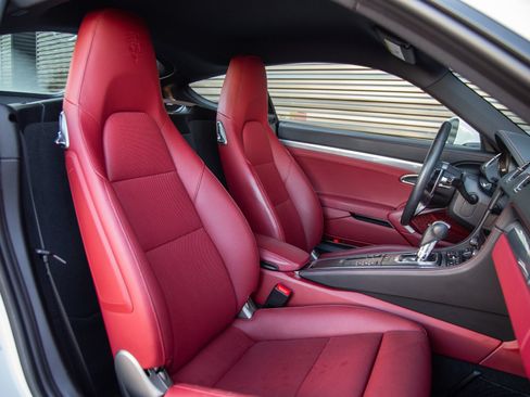 Certified 2024 Porsche 718 Cayman RWD image 19