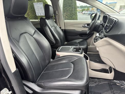 Used 2023 Chrysler Pacifica Touring-L FWD image 15