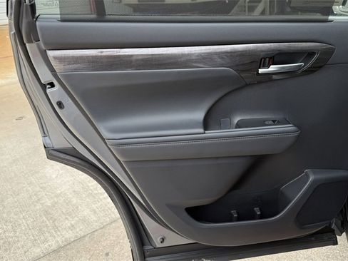 New 2025 Toyota Highlander Platinum image 18