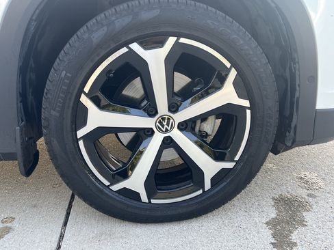 Used 2025 Volkswagen Tiguan SE w/ Panoramic Sunroof Package FWD image 11