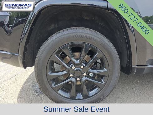 Used 2022 Jeep Grand Cherokee Laredo X AWD/4WD image 12