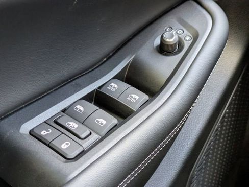 New 2025 Jeep Grand Cherokee Altitude image 24