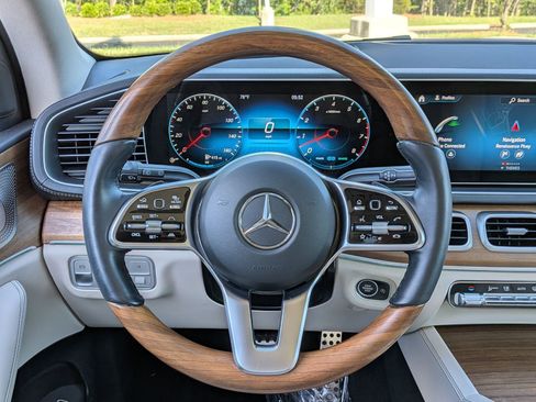 Used 2023 Mercedes-Benz GLS 450 4MATIC image 14