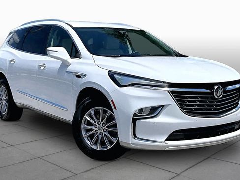 Used 2023 Buick Enclave Essence FWD image 3