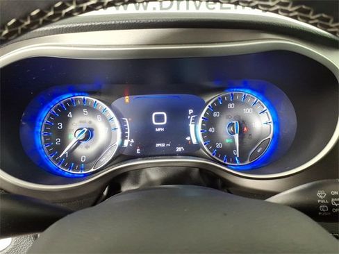 Used 2023 Chrysler Pacifica Touring-L image 18