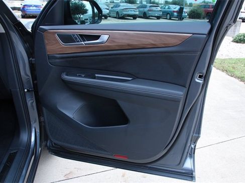 Certified 2025 Volkswagen Atlas SE image 28