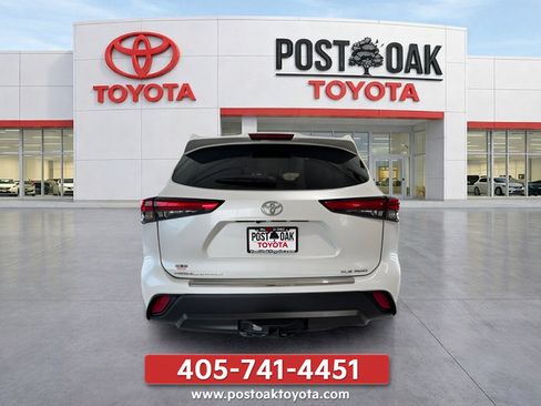 Used 2022 Toyota Highlander XLE AWD/4WD image 6