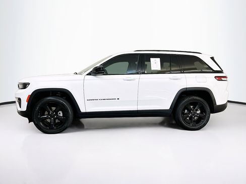Used 2023 Jeep Grand Cherokee Altitude image 4