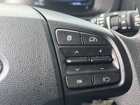 Used 2025 Hyundai Venue SE image 25