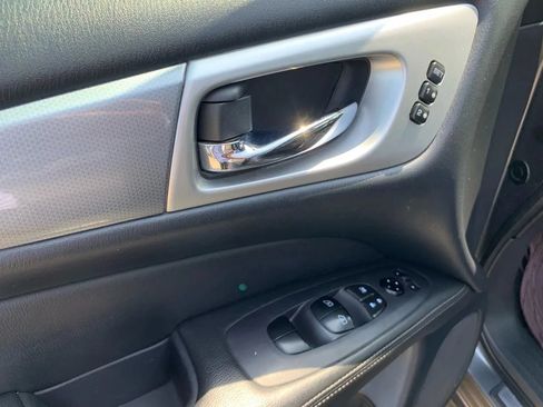 Used 2020 Nissan Pathfinder SL AWD/4WD image 19