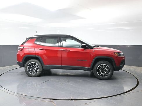 Used 2025 Jeep Compass Trailhawk AWD/4WD image 4