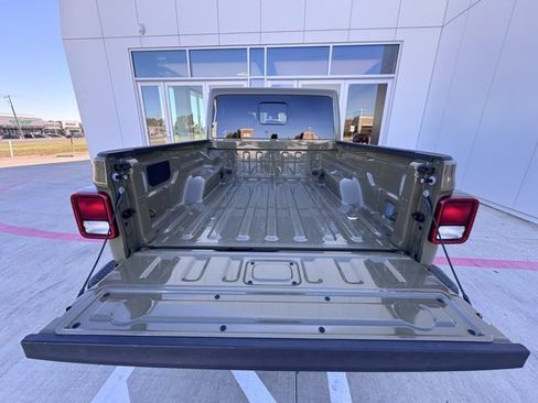 Used 2025 Jeep Gladiator Sport image 29