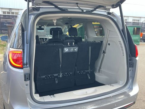 Used 2020 Chrysler Pacifica Touring-L image 24