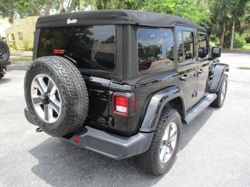 Used 2018 Jeep Wrangler Unlimited Sahara AWD/4WD image 11
